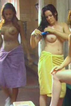 Голая Эджи Валдез в фильме «Восстание душ. Бунт мертвецов», 2006