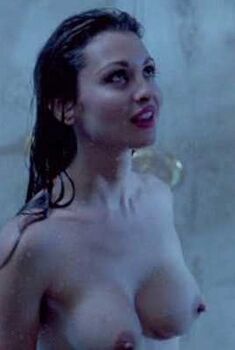 Голая Эдриэнн Сакс в фильме «Под покровом ночи», 1990