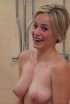 Голая Эйприл Флауэрс в фильме «Резня болельщиц», 2003