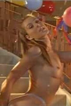 Голая Эйприл Флауэрс в фильме «Секс и мода», 2003