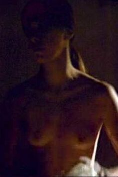 Голая Элейн Гифтос в фильме «Студентки-сестрички», 1970