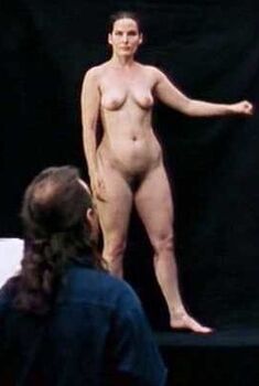 Голая Элен Жюрен в фильме «Девушка», 2012