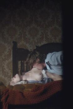 Голая Элена Субейран в сериале «Чистота», 2015