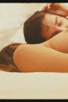 Голая Элиза Сенауи в фильме «Любовь живет три года», 2012