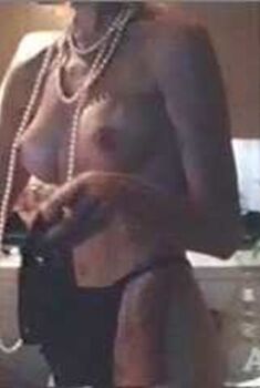 Голая Элизабет Сандифер в фильме «Секс вне закона», 1994