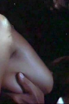 Голая грудь Элизабет Хёрли в фильме «Смертельный круиз», 1990