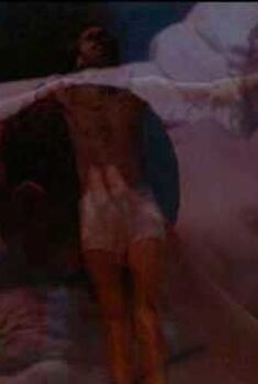 Голая Элинор Дэвид в фильме «Стена», 1982