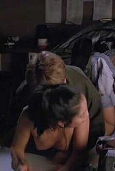 Голая Элис Пун в фильме «Автокатастрофа», 1996