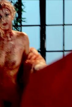 Голая Элисон Бэт в фильме «Злая еда», 2013