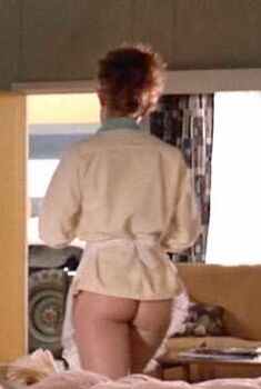 Голая Элисон Рутледж в фильме «Тихая Земля», 1985