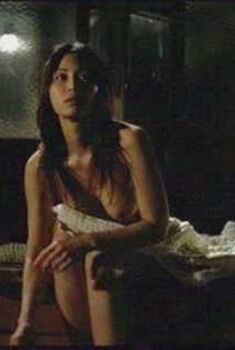 Голая Эллен Чан в фильме «Изгой», 1998