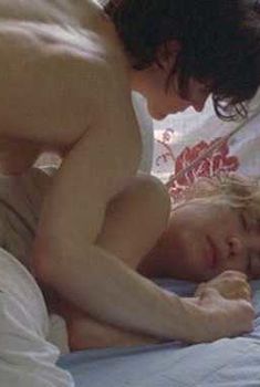 Голая Элли Шиди в фильме «Высокое искусство», 1998