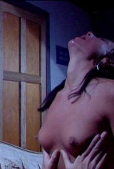 Голая Эллисон Бил в фильме «Фабрика смерти», 2002