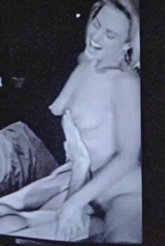 Голая Эллисон Маки в фильме «Щепка», 1993