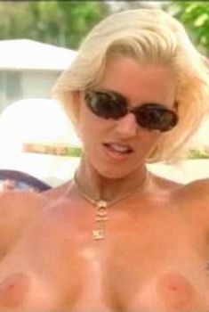 Голая Эми Линн Бакстер в фильме «Контрабандисты», 2001