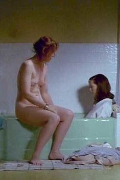 Голая Эми Мэдиган в фильме «Женская извращенность», 1996