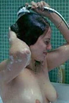 Голая грудь Эмили Декьенн в фильме «Домохозяйка», 2002