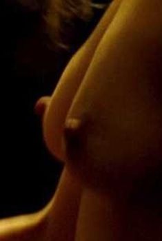 Голая Эмили Декьенн в фильме «Девушка в поезде», 2016