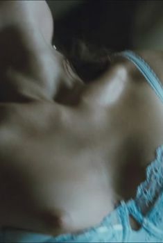 Голая Эмили Джордан в фильме «Профессионал», 2011