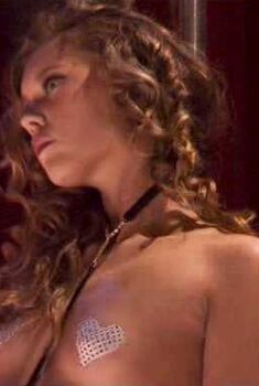 Голая Эмили Ленгле в фильме «Скорпион», 2007