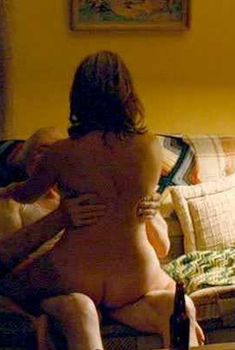 Голая Эмили Роуз Меррил в фильме «Я и Моника Велюр», 2010