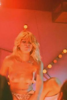 Голая Эмилия Кроу в фильме «Город страха», 1984