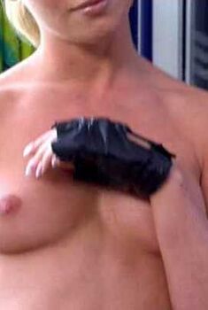 Голая Эмма Бордман в фильме «Полный расколбас», 2016