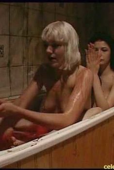 Голая Эмма Райс в фильме «Колыбель кошмаров», 2001