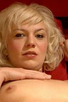 Голая Эмма Райс в фильме «Полный расколбас», 2016