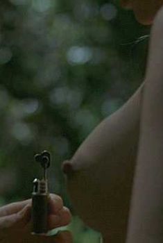 Голая Эммануэль Беар в фильме «Заблудшие», 2003