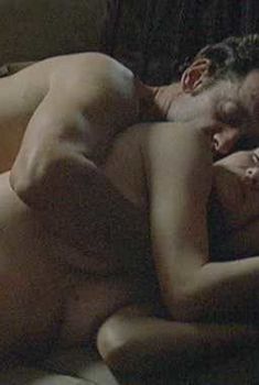 Голая Эммануэль Дево в фильме «Усы», 2005