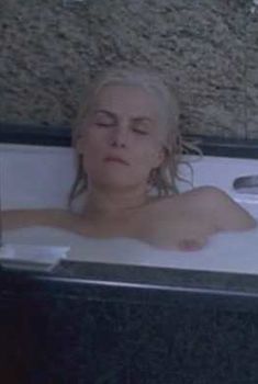 Голая Эмманюэль Сенье в фильме «Задний план», 2005