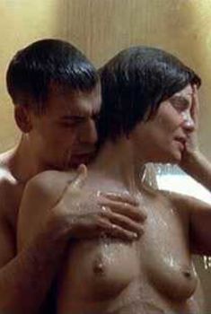 Голая Эмманюэль Сенье в фильме «Похититель тел», 2003
