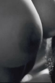 Голая Энджи Сепеда в фильме «Элено», 2011