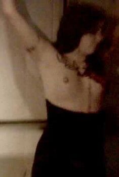 Голая Эндрю Миано в фильме «Холод», 2007