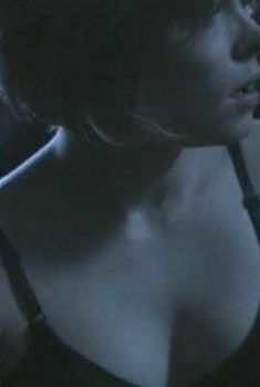 Голая Энесса Ремси в фильме «Сигнал», 2014