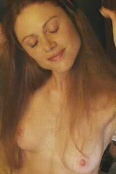 Голая Энн Стиффенс в сериале «Русские матрешки», 2011