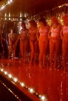 Голая Энни МакОли в фильме «Сумасброды 2. Не в своем уме», 1985