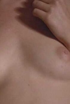 Голая Энни МакЭнро в фильме «Рука», 1981