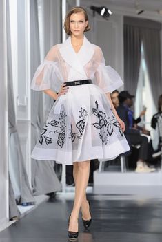 Карли Клосс засветила соски на показе Christian Dior, 2012