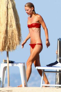 Секси Клэр Дэйнс в красном бикини на острове Искья, 16.07.2008