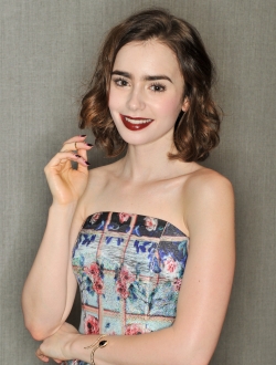 Лили Коллинз