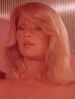 Голая Эмилия Кроу