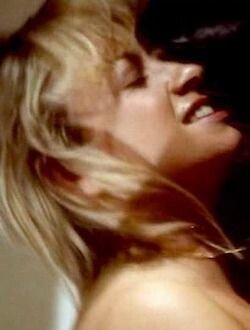 Голая Сара Невилл