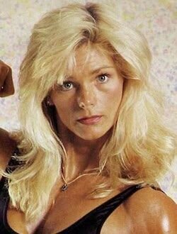 Голая Рэй Холлитт